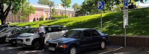 Паркування в одному з провулків у центрі Одеси стало платним