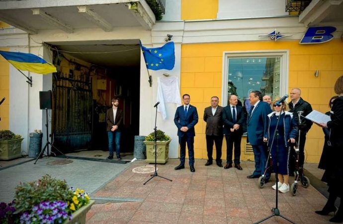 В Одессе торжественно и с оркестром переименовали улицу Екатерининскую (видео)
