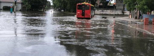 Одесу підтопило: понад 300 комунальників ліквідовують наслідки нічної зливи