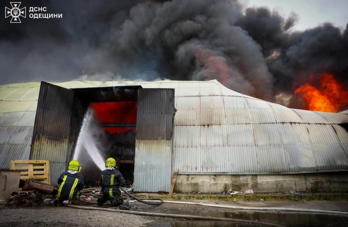 В одном из районов Одессы сгорели склад и автомобили: что произошло