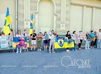 «Їх катують!..»: в Одесі пройшла акція на підтримку полонених азовців (фото)