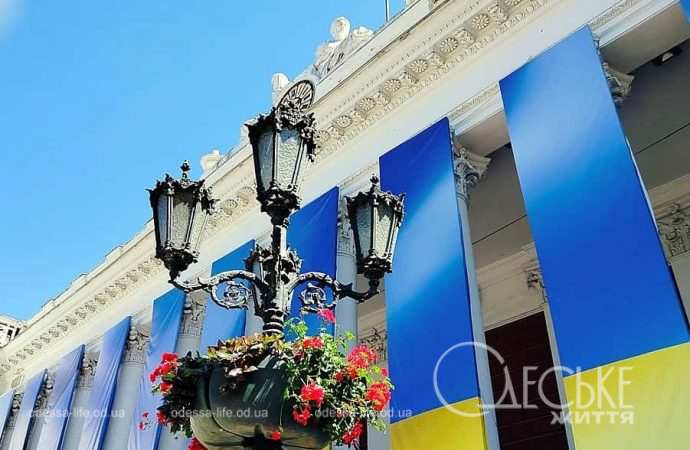 Ваза с цветами у одесской мэрии