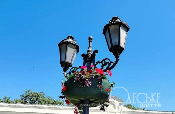 Как украсили фонарь в Одессе