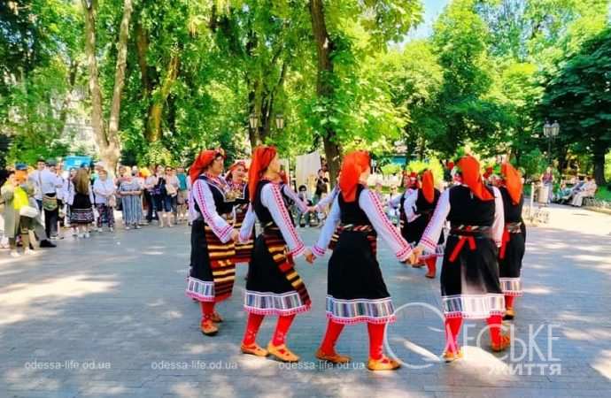 Фестиваль болгарской культуры в одесском Горсаду, девушки танцуюь