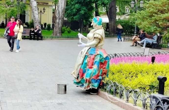 Май в Одессе, дама в поварешкой