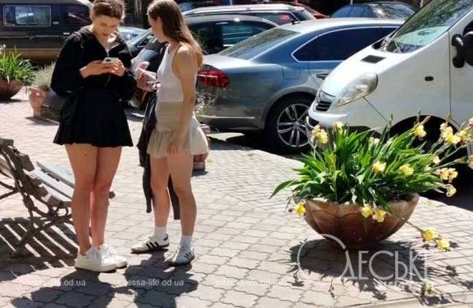 Май в Одессе, девушки на улице