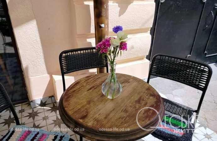 Май в Одессе, столик в кафе