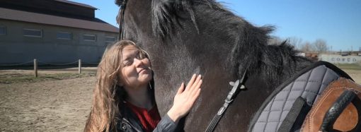 В Одессе лечат людей с помощью лошадей: как работает иппотерапия? (Видео)