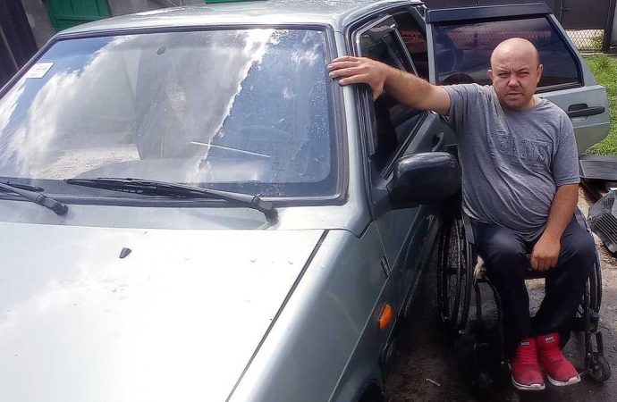 «Могу возить людей по всей Украине!»: о жителе Любашевки, который таксует с переломанным позвоночником