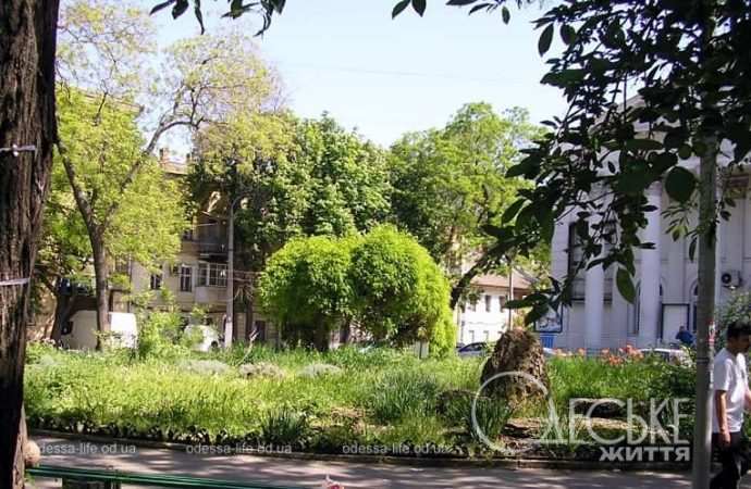 Сад камней в Одессе, у Привоза