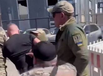 В одесской маршрутке люди в форме «повязали» мужчину и распылили перцовый газ (видео)