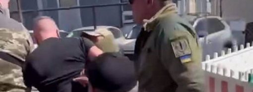 В одеській маршрутці люди у формі «пов’язали» чоловіка та розпорошили перцевий газ (відео)