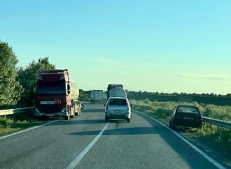 На кордоні з Молдовою «ухилянти» кидають автомобілі та фури – фотофакт