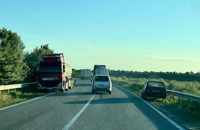 На границе с Молдовой «уклонисты» бросают автомобили и фуры – фотофакт