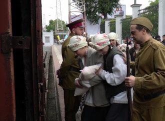 В Одесі “вживу” показали, як депортували кримських татар (відео)