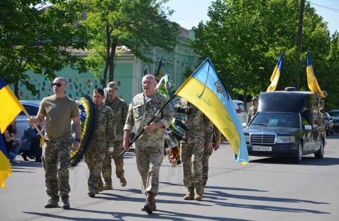В Килийской громаде объявили траур по погибшему в Николаевской области военнослужащему