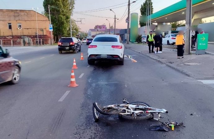 В Одесі п’яний та без прав водій “мерседеса” збив велосипедиста
