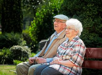 Кого и на каких условиях принимают в дома престарелых: уход за пожилыми на дому
