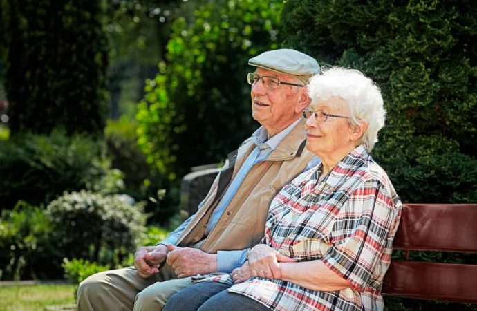 Кого и на каких условиях принимают в дома престарелых: уход за пожилыми на дому
