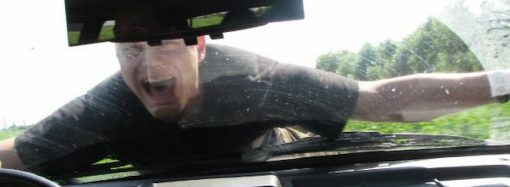 В Одессе водитель легковушки «прокатил» на капоте работников ТЦК (видео)