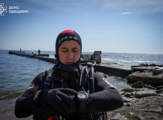 В Одесі з пірсу хвилею змило дівчину: зниклу шукають водолази (ОНОВЛЕНО)