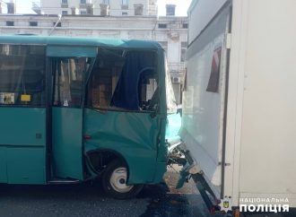 У центрі Одеси маршрутка в’їхала у вантажівку: багато постраждалих