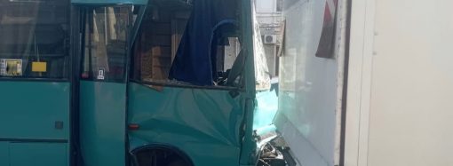 У центрі Одеси маршрутка в’їхала у вантажівку: багато постраждалих
