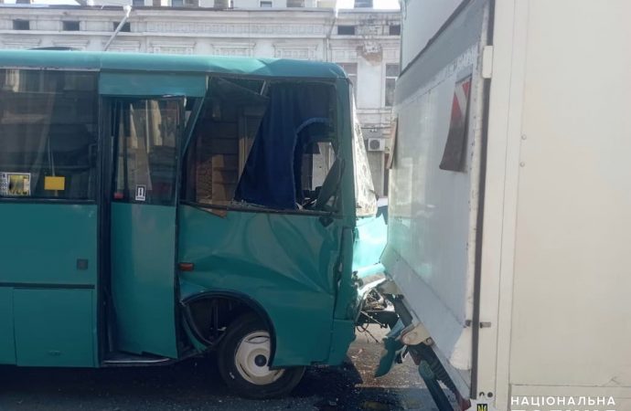 В центре Одессы маршрутка въехала в грузовик: много пострадавших