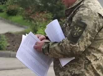 В Одесі шукають водія, який “протягнув” на капоті двох військових: коментар обласного ТЦК