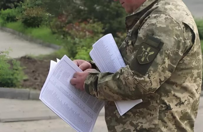 В Одессе ищут водителя, который «протащил» на капоте двух военных: комментарий областного ТЦК