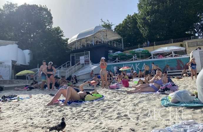 На пляже в Аркадии, отдыхающие загорают