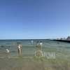 Пляж в Аркадії: чиста вода, брудний пісок та багато шуму (фоторепортаж)