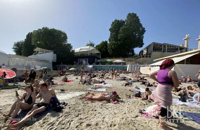 На пляже в Аркадии, на песке