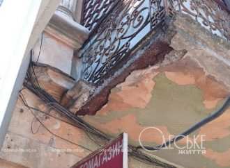 В центре Одессы обрушился балкон (фото)