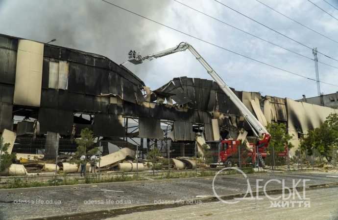 Згорілі будівлі та автомобілі: який вигляд має Одеса після прильоту 24 червня (фоторепортаж)