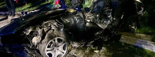 На Одещині п’яний водій BMW влетів в електроопору та вбив пасажирів (фото)