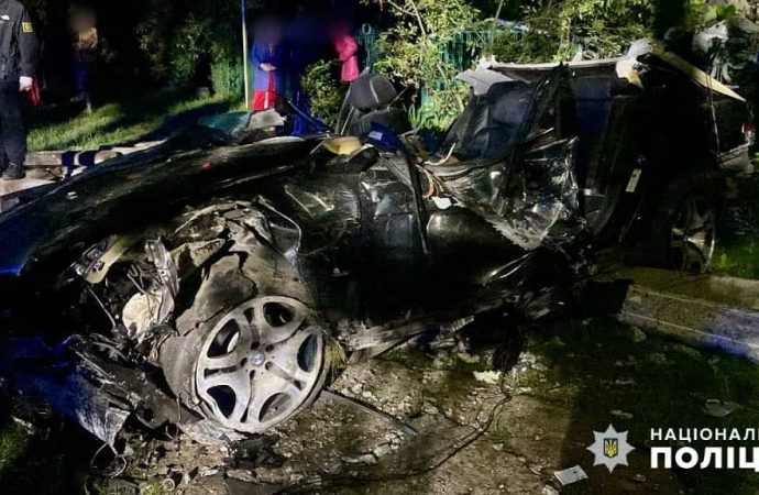В Одесской области пьяный водитель BMW влетел в электроопору и убил пассажиров (фото)
