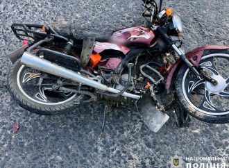 На Одещині неуважний мотоцикліст врізався у легковик і впав у кому