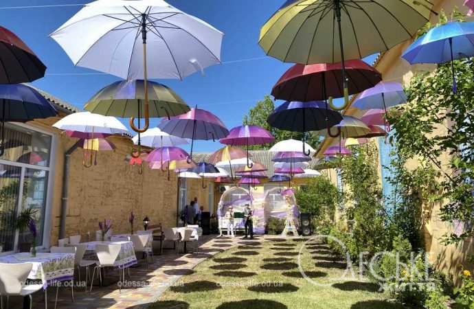 Дворик Прованс, сквер украинской песни, Тризуб 02