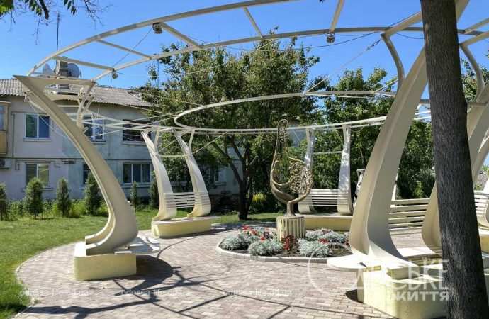 Дворик Прованс, сквер украинской песни, Тризуб 02