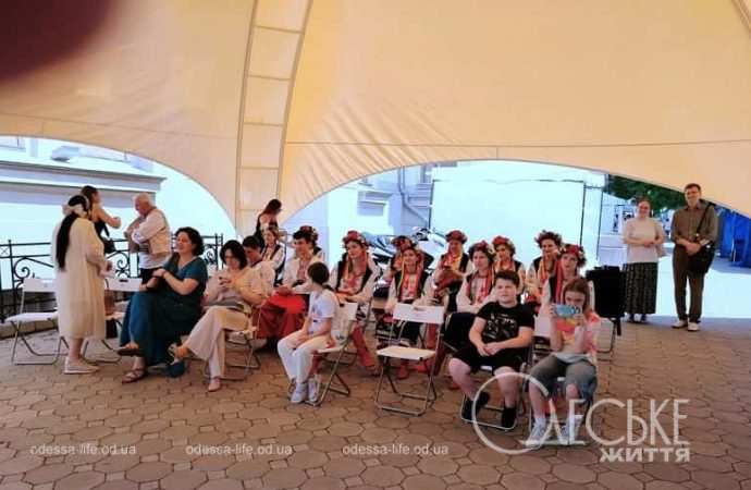 Выставка-форум в одесской библиотеке, ансамбль