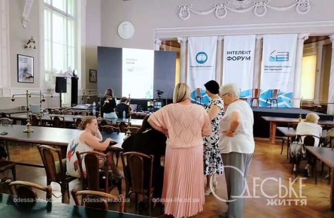 Выставка-форум в одесской библиотеке, посетители