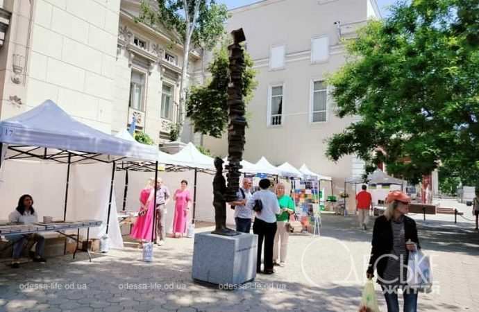 Выставка-форум в одесской библиотеке, во дворе