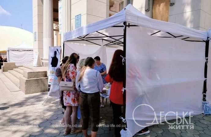 Выставка-форум в одесской библиотеке, у палатки с книгами