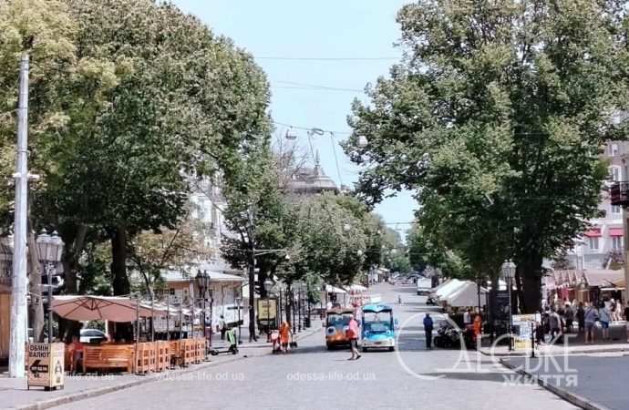 Июнь в центре Одессы, Дерибасовская