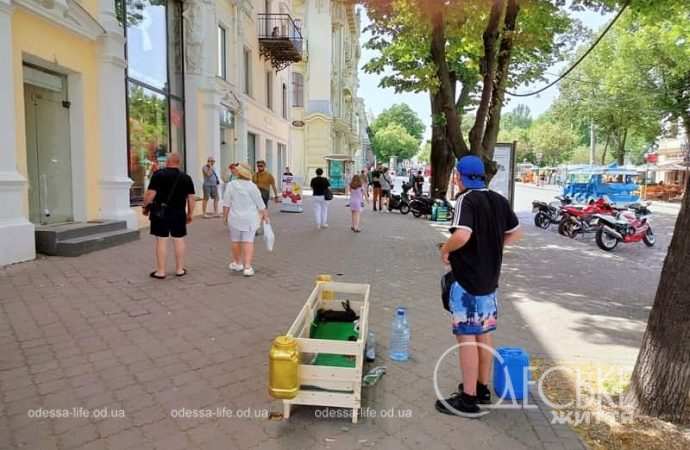 Июнь в центре Одессы, на Дерибасовской