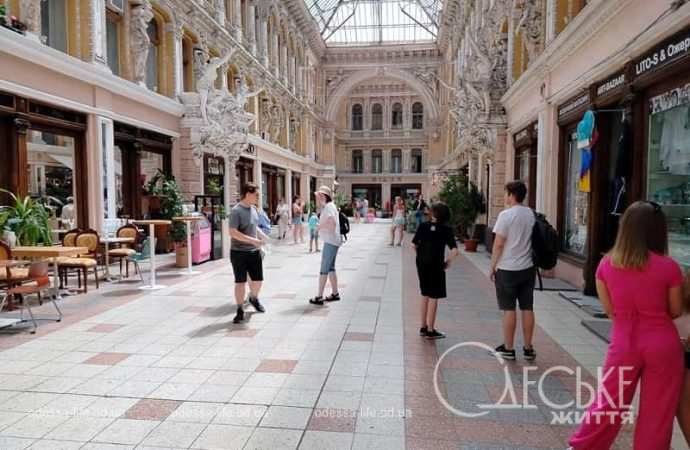 Июнь в центре Одессы, Пассаж