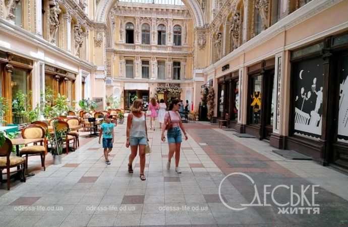 Июнь в центре Одессы, в Пассаже