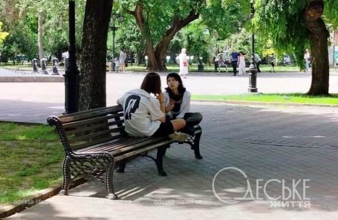 Июнь в центре Одессы, на скамейке