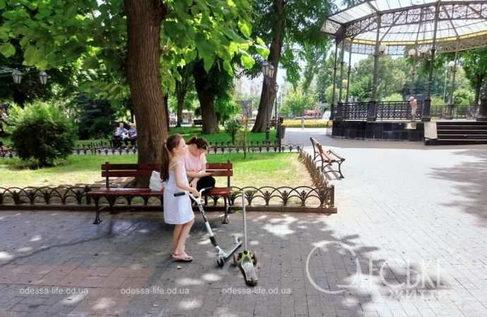 Июнь в центре Одессы, дети в Горсаду